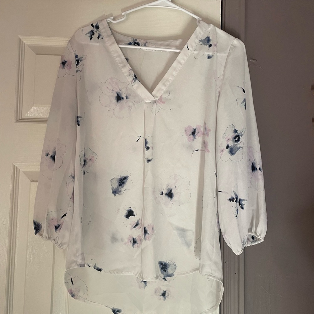 Violet & Claire Floral V-Neck Blouse - White and Blue